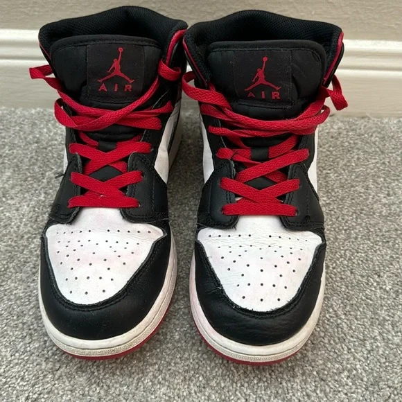 Air Jordans size- Youth 6 - Picture 1 of 9